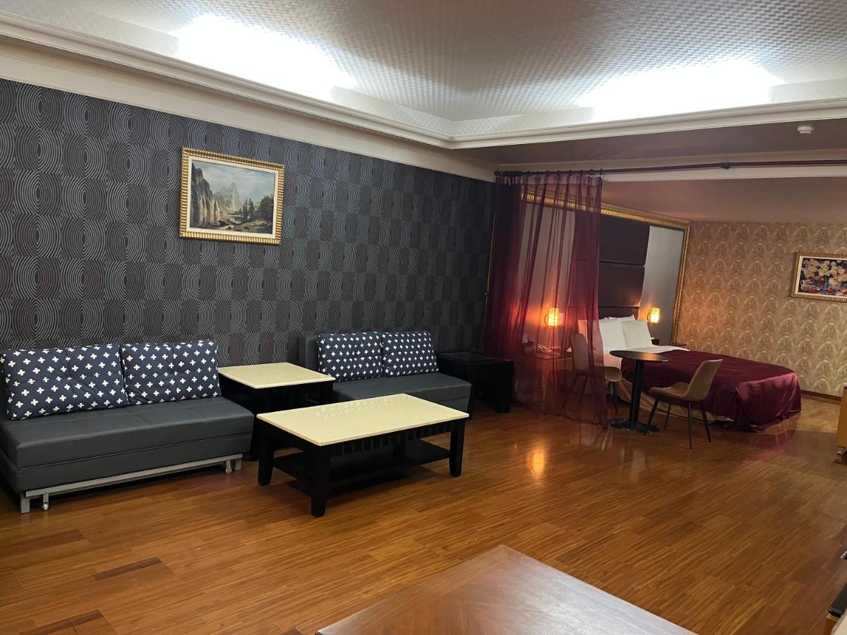 Hua Xiang Motel - Fengshan Kaohsiung Exterior photo