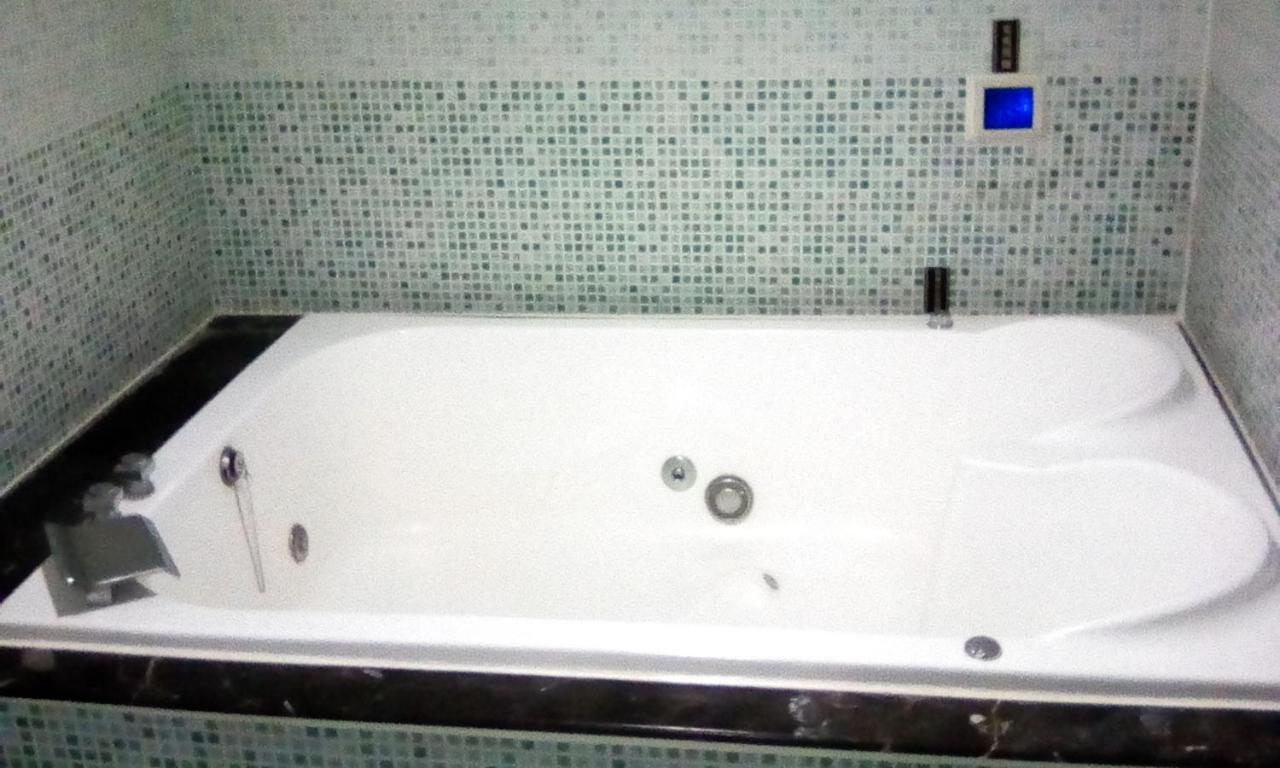 Hua Xiang Motel - Fengshan Kaohsiung Exterior photo